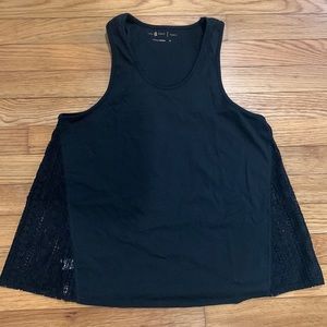 Lou & Grey Form women’s workout top with lace detail